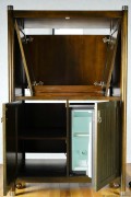 Szafa uniwersalna typu "closet" 4-drzwiowa 93 x 148,5 cm lite drewno fornirowane secesja wiedeńska. Wyposażenie hotelu Rialto, Warszawa. Używane meble hotelowe, wyposażenie hotelu, wyprzedaż mebli hotelowych. meblerialto.pl