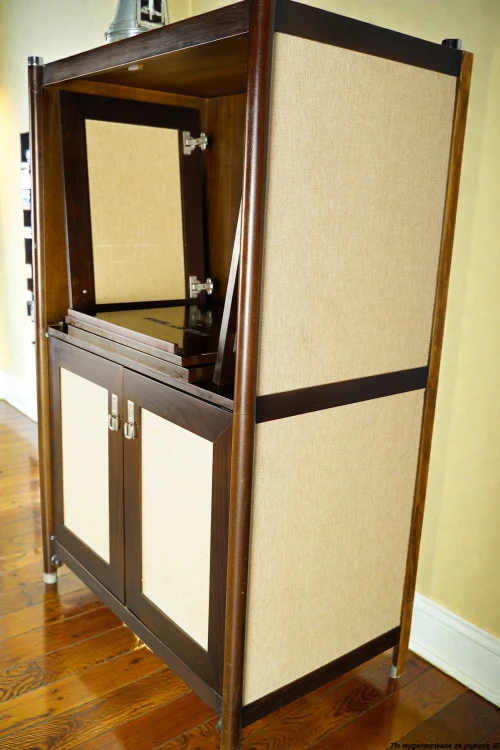 Szafa uniwersalna typu "closet" 4-drzwiowa 93 x 148,5 cm lite drewno fornirowane rafia secesja wiedeńska. Wyposażenie hotelu Rialto, Warszawa. Używane meble hotelowe, wyposażenie hotelu, wyprzedaż mebli hotelowych. meblerialto.pl