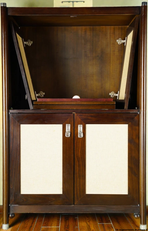 Szafa uniwersalna typu "closet" 4-drzwiowa 93 x 148,5 cm lite drewno fornirowane rafia secesja wiedeńska. Wyposażenie hotelu Rialto, Warszawa. Używane meble hotelowe, wyposażenie hotelu, wyprzedaż mebli hotelowych. meblerialto.pl