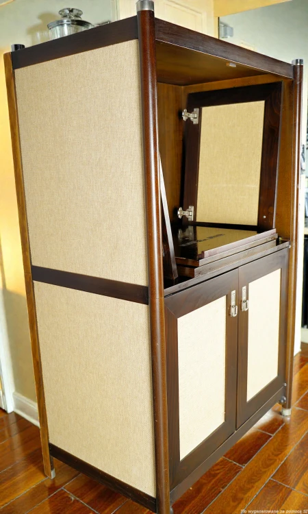 Szafa uniwersalna typu "closet" 4-drzwiowa 93 x 148,5 cm lite drewno fornirowane rafia secesja wiedeńska. Wyposażenie hotelu Rialto, Warszawa. Używane meble hotelowe, wyposażenie hotelu, wyprzedaż mebli hotelowych. meblerialto.pl