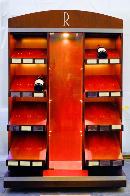 Szafa na wino podświetlana 156 x 102 x 48 cm lite drewno. Wyposażenie hotelu Rialto, Warszawa. Używane meble hotelowe, wyposażenie hotelu, wyprzedaż mebli hotelowych. meblerialto.pl