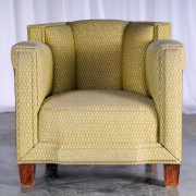 Fotel klubowy / gabinetowy drewniany 63 cm tapicerowany oryginał art déco. Wyposażenie hotelu Rialto w Warszawie. Wyprzedaż używanych mebli hotelowych: łóżka, fotele, biurka, antyki. meblerialto.pl