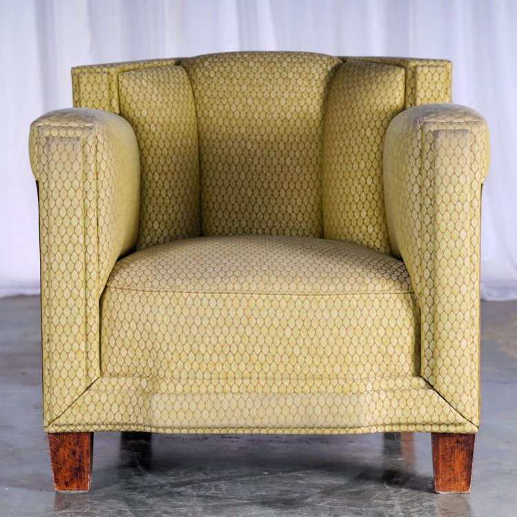 Fotel klubowy / gabinetowy drewniany 63 cm tapicerowany oryginał art déco. Wyposażenie hotelu Rialto w Warszawie. Wyprzedaż używanych mebli hotelowych: łóżka, fotele, biurka, antyki. meblerialto.pl